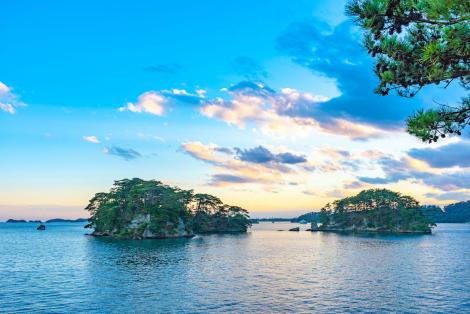 Matsushima Bay in der Abenddämmerung. Eine der drei Ansichten Japan