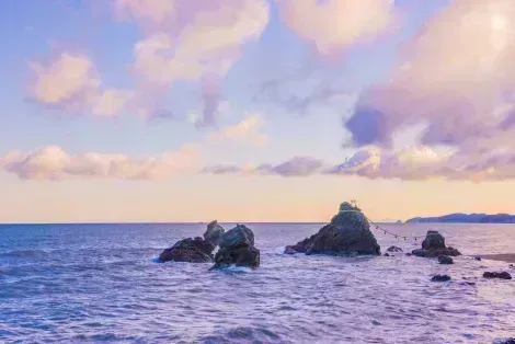 Rocas casadas sagradas junto al mar en la ciudad religiosa de Ise, el primer lugar del sintoísmo en Japón