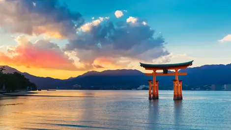 Questo cancello "torii" si trova all'ingresso dell'isola di Miyajima al largo della costa di Hiroshima