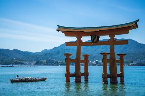 Dieses berühmte zinnoberrote Torii-Tor befindet sich am Eingang von Miyajima