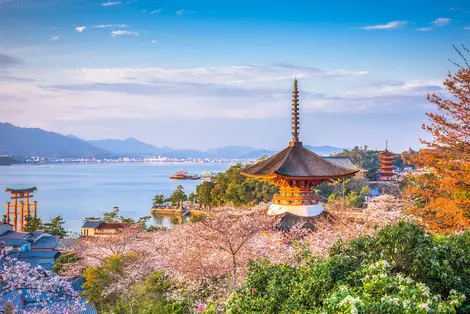 L'île sacrée de Miyajima et son célèbre torii les pieds dans l'eau, au large d'Hiroshima au Japon