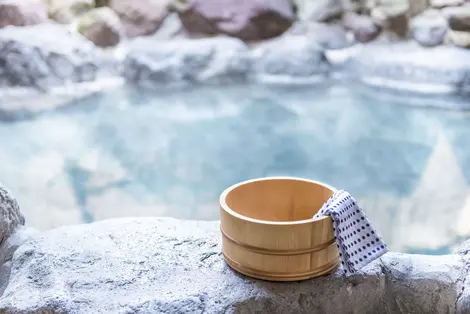 Source chaude japonaise "onsen", bain à ciel ouvert