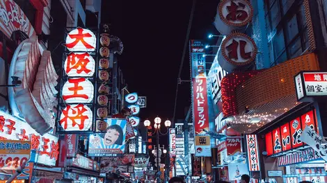 Dotonbori est le quartier le plus animé d'Osaka, la capitale gastronomique du Japon