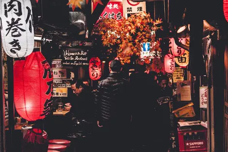 Allée de restaurants de Yakitori dans le quartier de Shinjuku, Tokyo