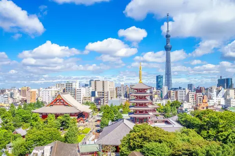 Senso-ji temple in Asakusa with Tokyo Sky Tree behind, a must-see on your first days to visit Tokyo