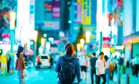 Personne déambulant seule dans Tokyo de nuit