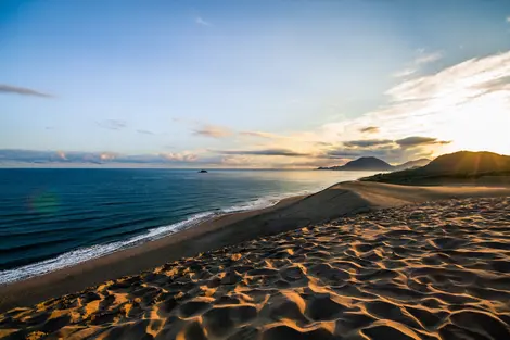 Sonnenaufgang in den Sanddünen von Tottori, einer kleinen Wüste, die in Japan einzigartig ist