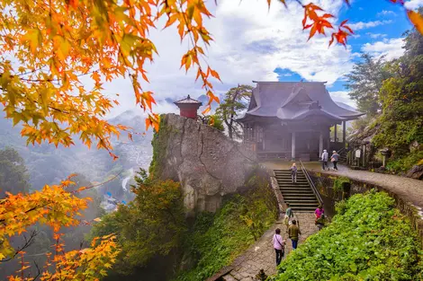 Le temple haut perché de Yamadera, dans la montagne japonaise du Tohoku, durant l'automne