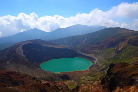 Le lac de volcan de Zao. À cause de sa très forte acidité, aucun organisme ne peut y vivre.