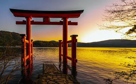 The view of Hakone jinja Torii in the lake at Hakone, a must-see close to Mount Fuji in Japan