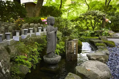 El templo de Hasedera, en Kamakura: jardín de flores, vista al mar o ¡incluso una estatua de once cabezas!