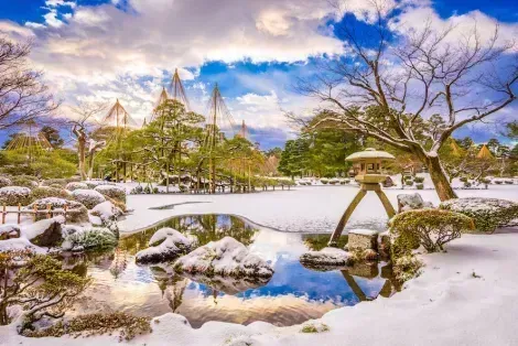 El jardín Kenroku-en en Kanazawa, uno de los tres más bellos de Japón, especialmente en invierno