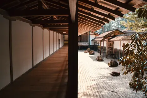 Zen-Garten und Engawa in einem Koyasan-Tempel