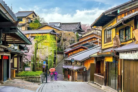 Alte Straßen in Gion, traditionelles Kyoto-Viertel: ein Muss bei einem Besuch in Kyoto