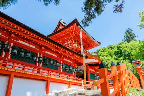 Lanterne nel santuario Kasuga Taisha nel parco di Nara, patrimonio mondiale dell'Unesco