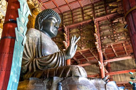 Todai-ji temple and its imposing statue of the buddha : a must-see in Nara