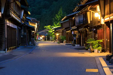 Petit village des Alpes Japonaises au crépuscule, le long de l'ancienne route du Nakasendo