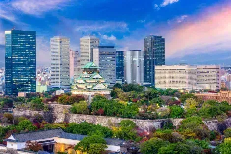 Die Burg Osaka, umgeben von Wolkenkratzern im Businessviertel