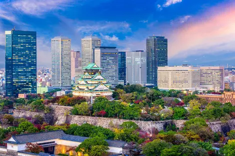 Schloss Osaka, umgeben von Wolkenkratzern im Geschäftszentrum der Stadt