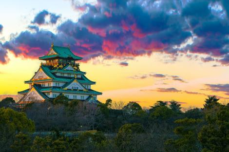 Die Burg von Osaka ist von einem Park voller Kirsch- und Pflaumenbäume umgeben