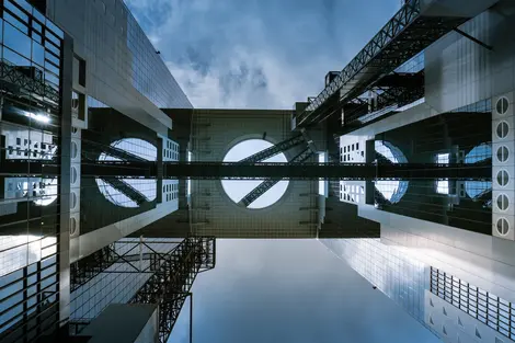 L'Umeda Sky Building : profitez d'une vue imprenable sur la ville depuis le sommet de cet immense gratte-ciel