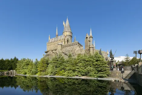 Hogwarts Schloss in Harry Potter Abschnitt des Universal Studios Entertainment Park in Osaka, Japan