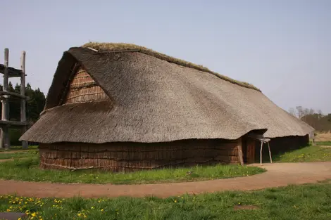 Traditionelles Jomon-Haus auf der Ausgrabungsstätte Sannai Murayama