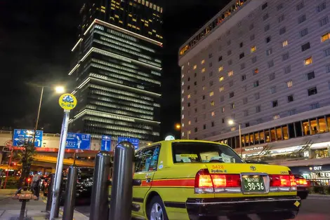 Taxi outside Akasaka-Mitsuke Station Exit 10, on Sotobori-dōri Avenue Taxi outside Akasaka-Mitsuke Station Exit 10, on Sotobori-dōri Avenue