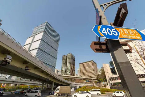 Akasaka-Mitsuke intersection, on Sotobōri-dori Avenue and Aoyama-dōri Avenue Akasaka-Mitsuke intersection, on Sotobōri-dori Avenue and Aoyama-dōri Avenue