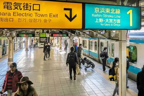 Keihin-Tōhoku Line platform, Akihabara Station, Tokyo Keihin-Tōhoku Line platform, Akihabara Station, Tokyo