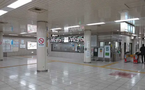 Kujō Station underground hall showing ticket machines and ticket gates Kujō Station underground hall showing ticket machines and ticket gates