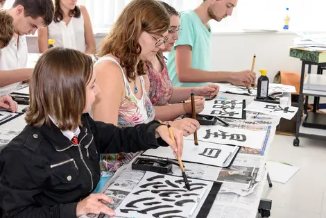 Ecole de langue - calligraphie / Japan Experience Essayez-vous à l’art de la calligraphie et dessinez vos plus beaux kanjis.
