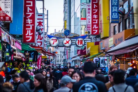 Découvrez la rue commerçante Ameyoko, dans le quartier d'Ueno