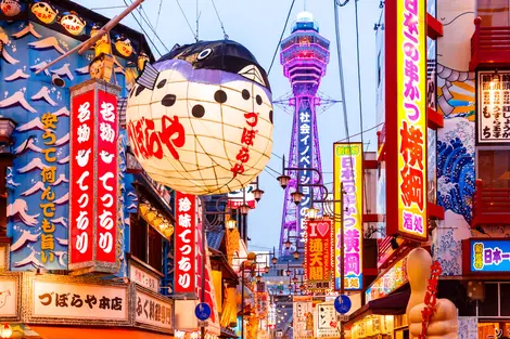 Shinsekai est un quartier très animé à Osaka, la capitale gastronomique du Japon