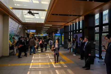 Yotsuya Station concourse, on the Yotsuya/Kojimachi exits side Yotsuya Station concourse, on the Yotsuya/Kojimachi exits side