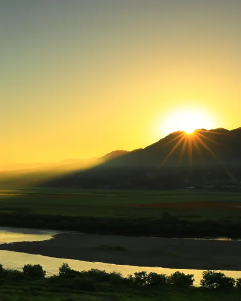 Lever de soleil à Hiraizumi, avec reflet de la montagne sur l'eau