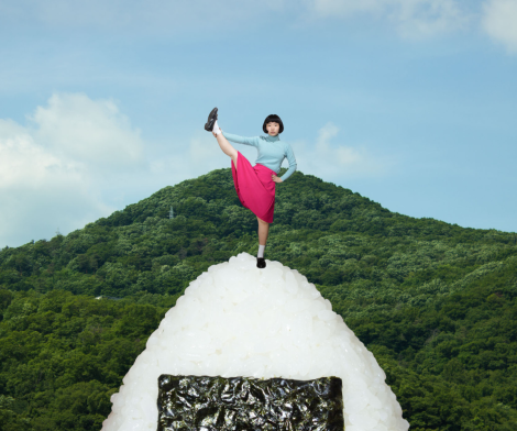 Femme sur un onigiri géant 