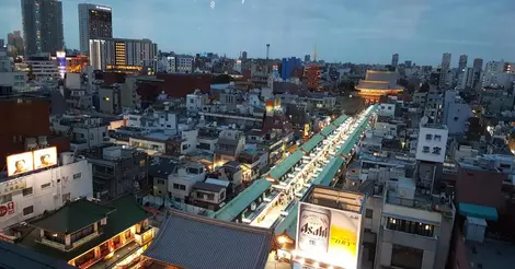 Sensoji vue de nuit depuis le Asakusa Information Center Sensoji vue de nuit depuis le Asakusa Information Center