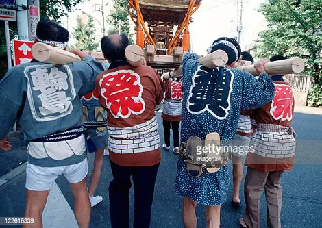 Hommes portant des happi durant un matsuri Hommes portant des happi durant un matsuri