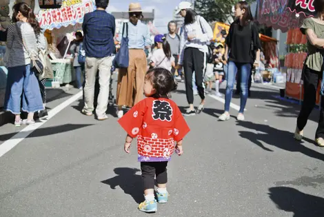 Enfant portant fièrement un happi Enfant portant fièrement un happi
