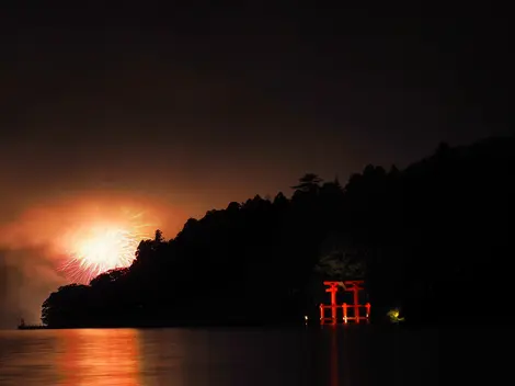 Hanabi dans la baie de Hakone Feu d'artifice dans la baie de Hakone près du mont Fuji