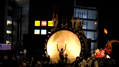 Démonstration de taiko géant lors d'un matsuri d'été