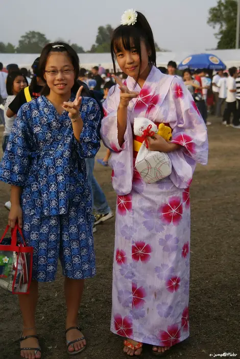 Enfants portant un jinbei et un yukata Enfants portant un jinbei et un yukata