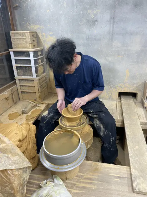 Japanese craftsman making ceramics, Onta 