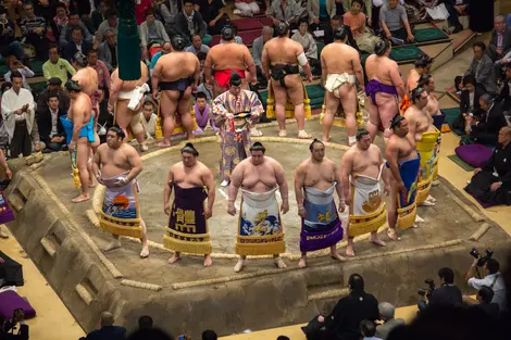 Rikishi surrounding the dohyo with the Gyoshi in the center