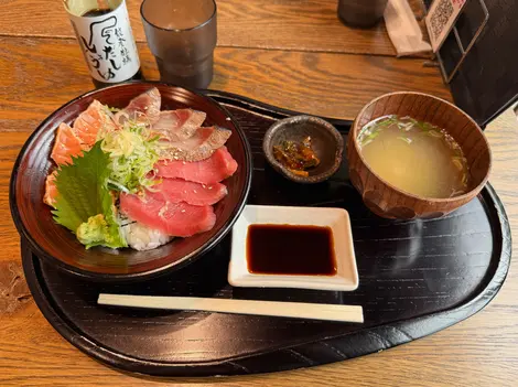 Seafood bowl set at Ushiyo