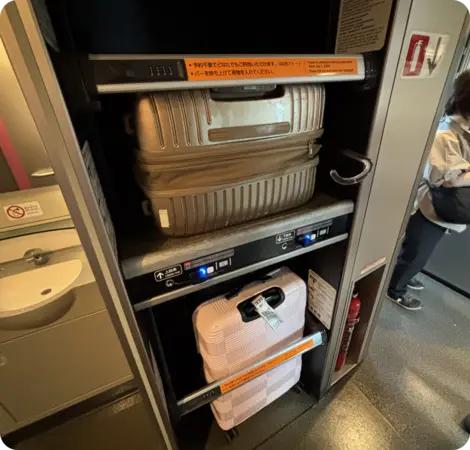 Spazio per bagagli dei posti non riservati dello Shinkansen