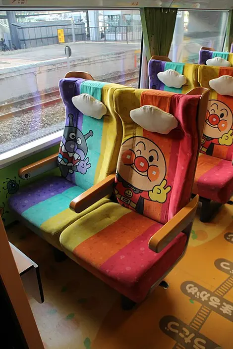 JR_shikoku_8000_anpanman_train_seat