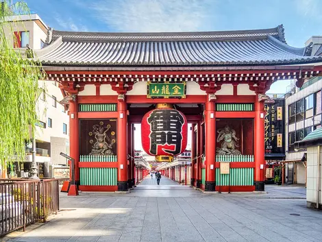Kaminarimn gate from Senso-ji in Asakusa