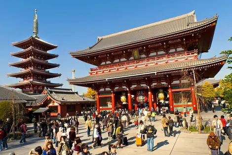 La port du Tonnerre, Kaminari-mon, marque l'entrée du temple Sensôji dans le quartier d'Asakusa (Tokyo). 